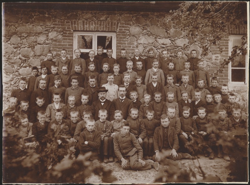 foto papil Viljandi kihelkonnakool, osa hoonest, grupp sh juht H.Kodaras (kaabuga), õpetaja M.Jensen 1911