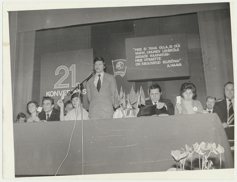foto ELKNÜ Viljandi rajooniorganisatsiooni XXI konverents, presiidium, esineb I sekretär Raivo Hellermaa 1981