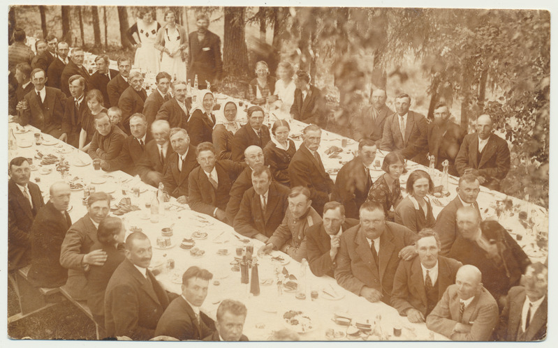 foto Viljandimaa, Paistu khk grupp, pikad peolauad õues u 1930 foto A.Järvekülg