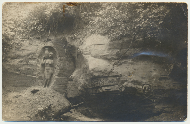 foto Paistu khk Õisu (Vidva) jõeorg, liivast reljeefne kujutis Veekandja neitsi, autor Elsa Põld u 1938