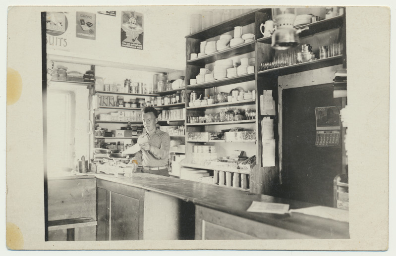foto Halliste khk Rimmu kauplus, sisevaade, müüja Tanilas 1935