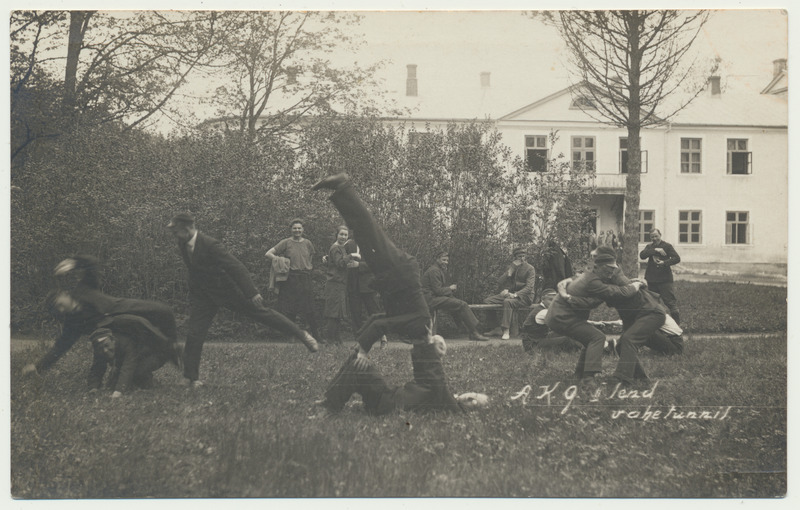 foto Abja Kultuurtehnika gümnaasium, õpilased õues, vahetund u 1926 Abja mõis