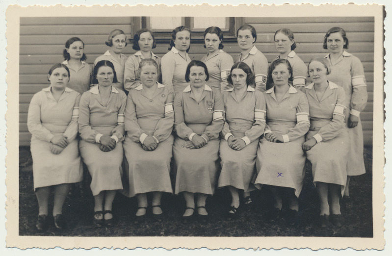 foto Naiskodukaitse Lalsi rühm sh I r keskel esinaine Maria Välba u 1935