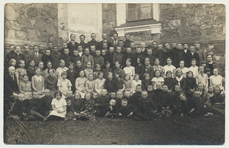 foto Kolga-Jaani khk Lalsi kool, grupp õigeusu kiriku juures sh juht Aleksander Vaher (Vello Salo isa) 1931