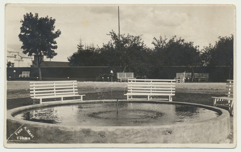 foto Pilistvere khk Võhma eksporttapamaja ees purskkaev, pingid u 1935