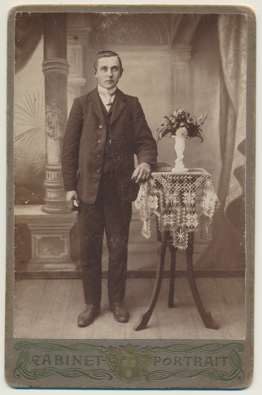 foto papil noormehe täisportree, lillelaud, u 1905 foto J.Mohr Wõhma