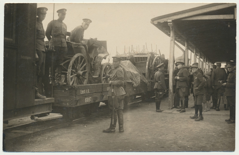 foto Viljandi raudteejaam, rongivagunid, sõjatehnika, sõdurid u 1928