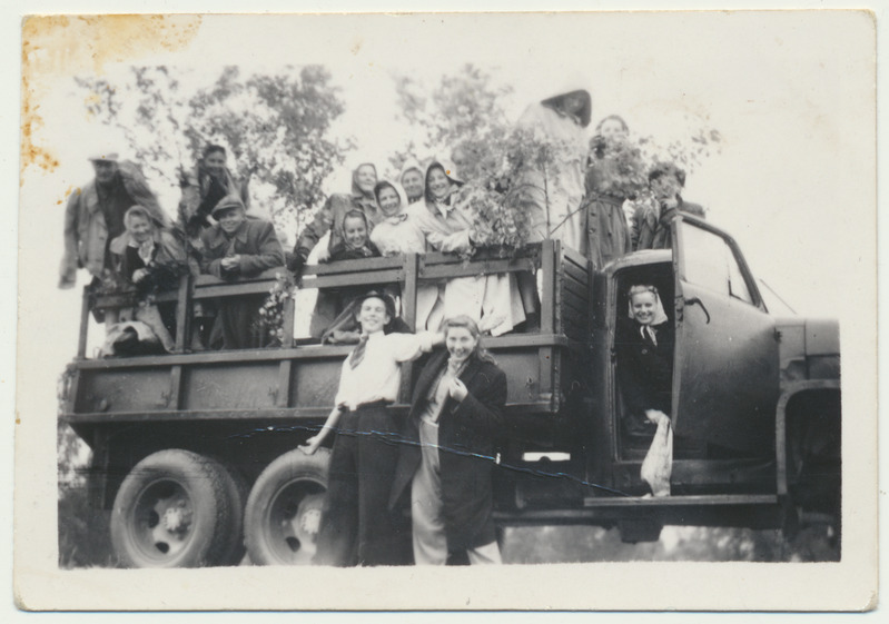 foto Viljandi segarahvatantsurühm, veoauto Studebaker, sõit Võhma laulupäevale 12.06.1949