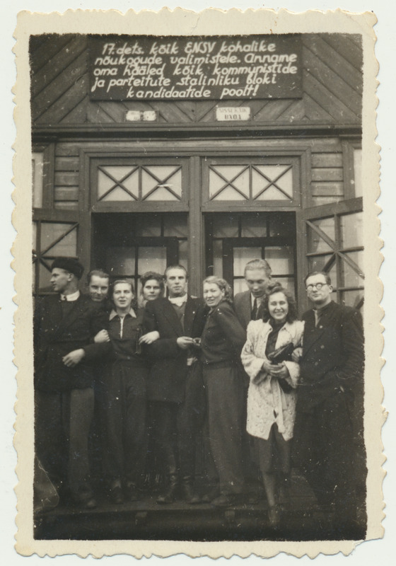 foto Viljandi segarahvatantsurühm, Lelle raudteejaam, valimisreklaam, u 1950