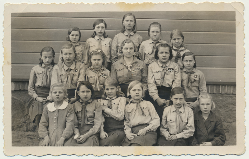 foto Viljandi khk, Kalmetu kool, kodutütred, õpetaja Liisa Kaasik u 1939