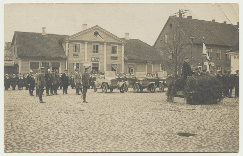 foto Viljandi turuplats, Lossi tn, pidulik sündmus u 1925, kõneleb linnapea Jaan Vares, sõiduautod Ford-T