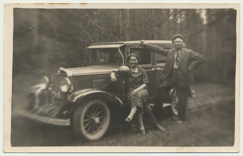 foto Viljandi takso V-8, Chervolet, seisab omanik Johan Marjak u 1935