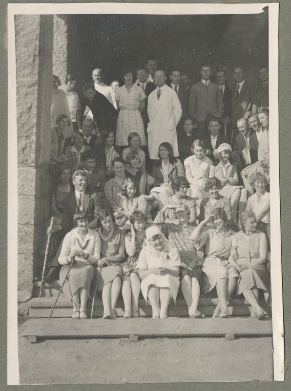 foto albumis, Taagepera sanatoorium, grupp trepil, ravialused ja personal, 07.1930