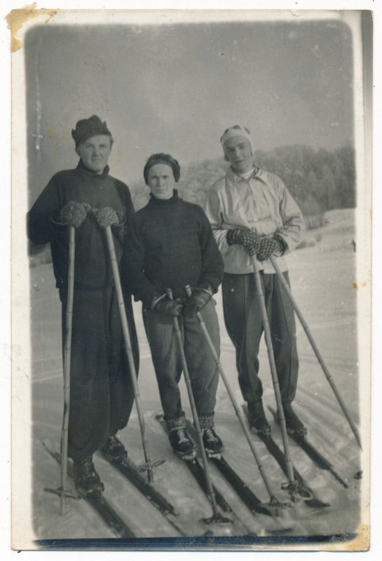 foto, Viljandi, suusatajad, keskel Ants Jürissoo u 1955