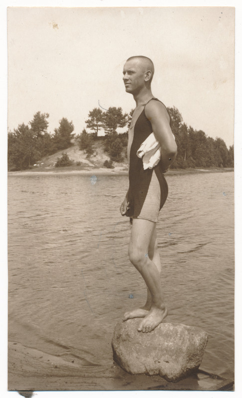 foto, ujumistrikoo's Johannes Kivisild vee ääres kivil seismas u 1930 Suure-Jaani khk?