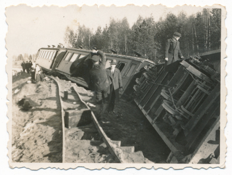 foto, rööbastelt väljasõitnud Tallinn-Viljandi rong Navesti silla lähistel 21.10.1936