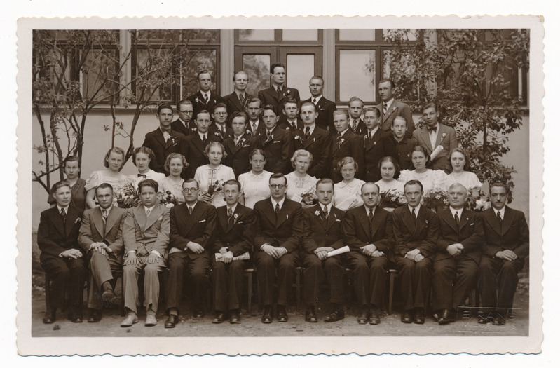 grupifoto, Viljandi Tööstusõpilaste Kool (tööstuskool), lõpuaktus 1940, koolijuht Jüri Jakk, õpetajad ja Viljandi Tööstusliku Kutseoskuse Ameti alalised liikmed ning kooli lõpetajad, 1940 foto E. Rang
