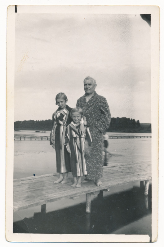foto, Viljandi järv, sild, August Mikk ja lapsed Hilde ja Milvi, hommikumantlid (rannamantlid), 1938