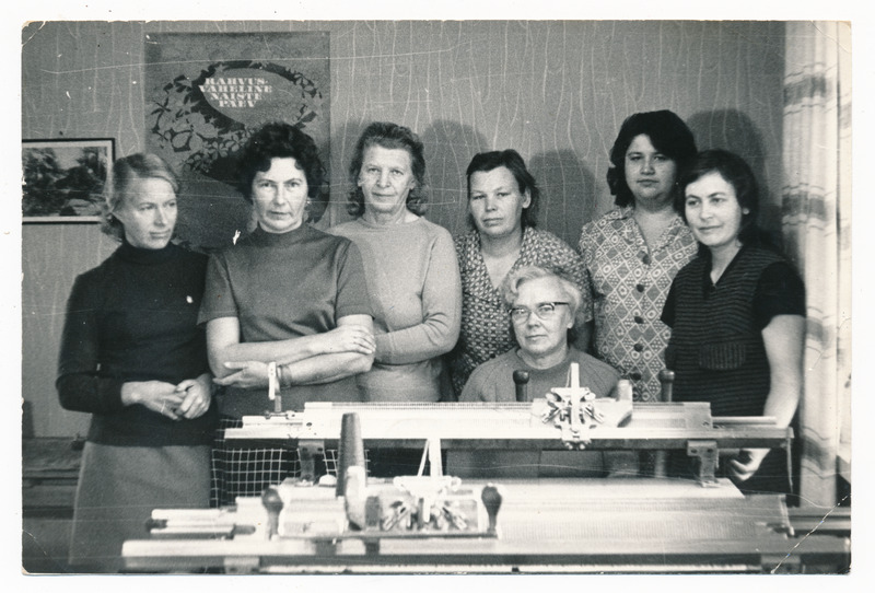 foto, Rakvere KIT, Viljandi silmkoe jaoskond, kudumisteljed, 7 naist sh A. Grossthal (istub), u 1980