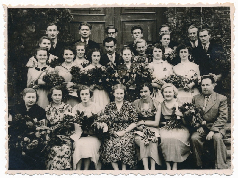 foto, Viljandi Töölisnoorte Keskkool,õpetajad, I r keskel juht Aita Riitsalu, lõpetajad, 1957 juuni, Uueveski tee 1
