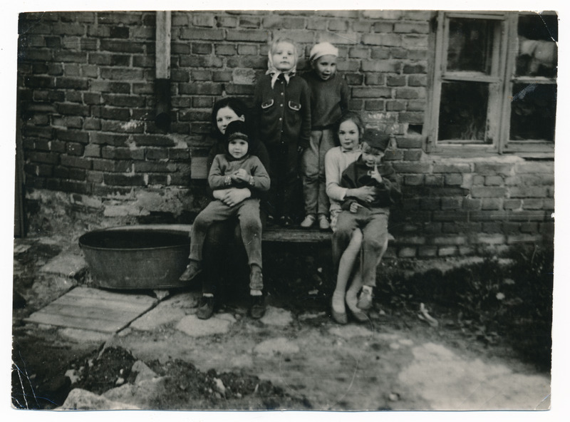 foto, Viljandi, Tartu tn 28a hoov, lapsed, 1974
