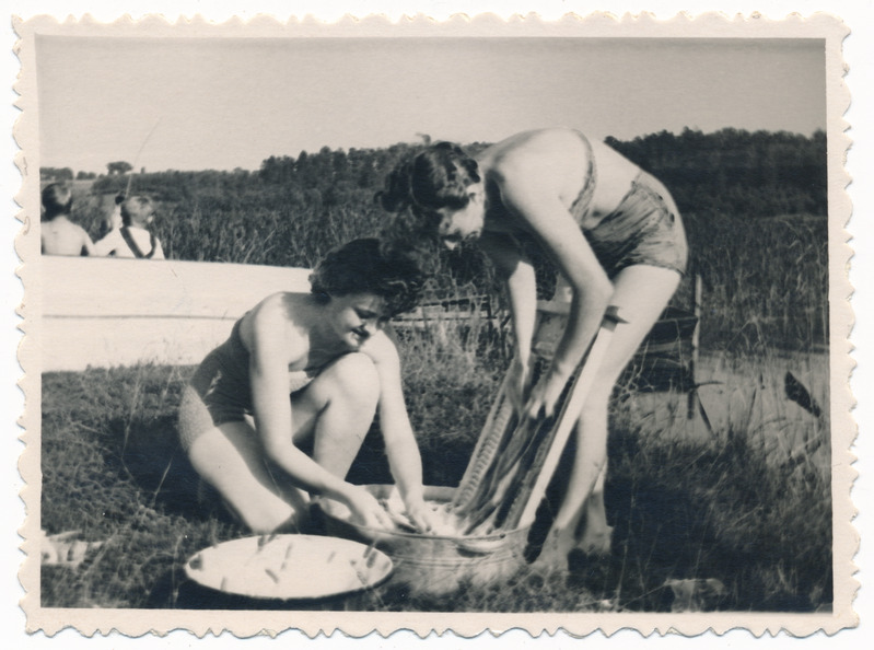 foto, Viljandi järv, kaldal pesu pesemine, kausid, pesulaud 1960
