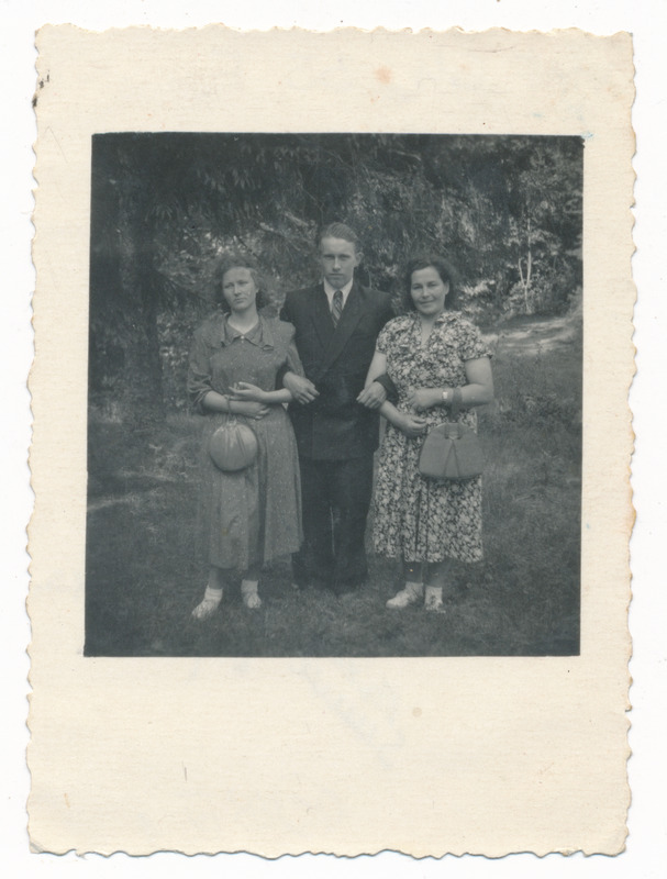 foto, Otepää khk Väike Munamägi, jalamil 
 grupp, käekotid 05.06.1954