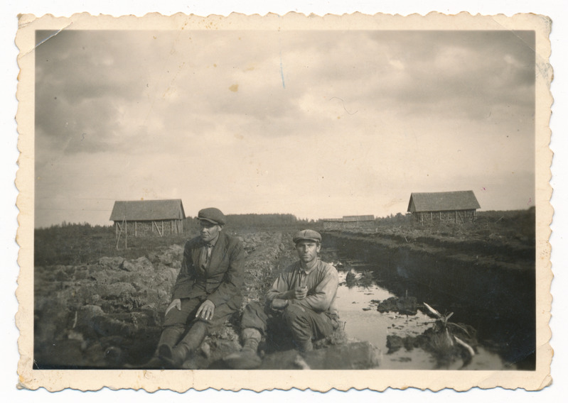 foto, Kolga-Jaani khk Parika turbaraba, 2 töölist puhkehetkel, u 1950