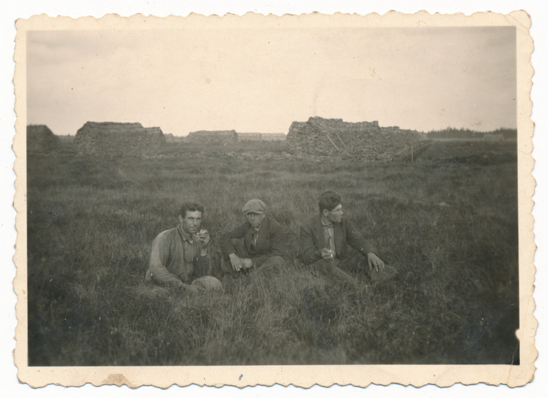 foto, Kolga-Jaani khk Parika turbaraba, turbapätsid aunades, meestel suitsutund u 1950