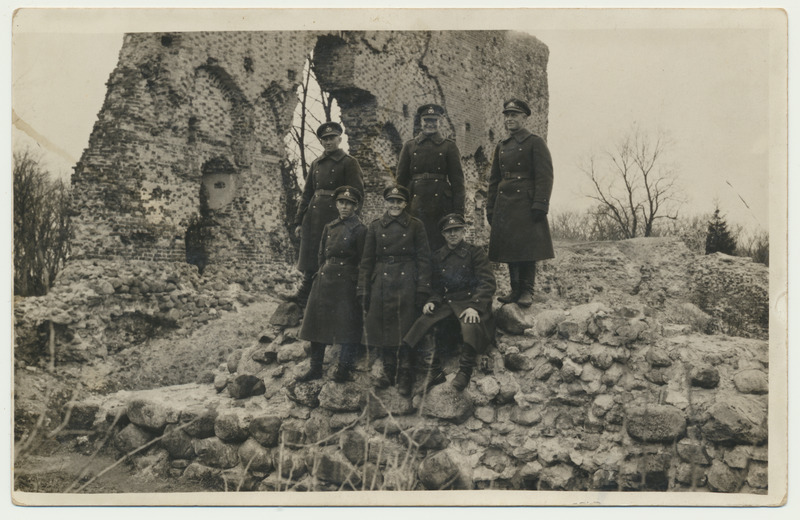 foto, Viljandi, 5.suurtükiväe poisid lossimägedes 1937