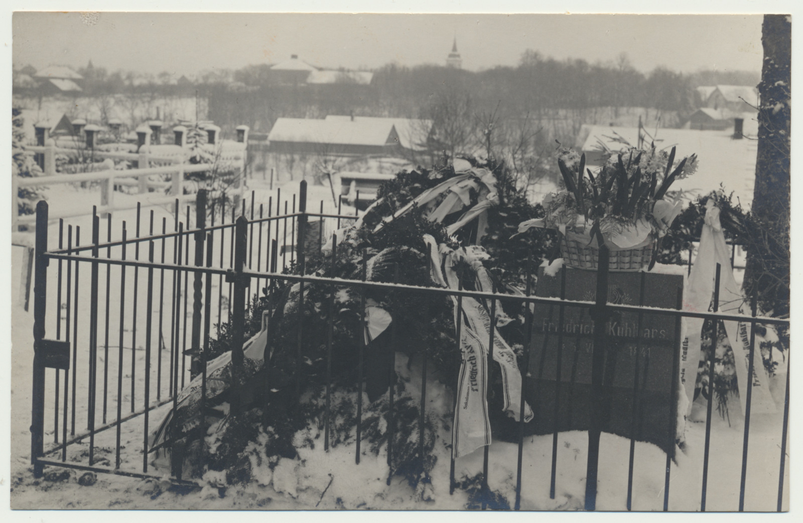 foto Viljandi Vana kalmistu, Fr. Kuhlbarsi haud 1924 foto M.Teng