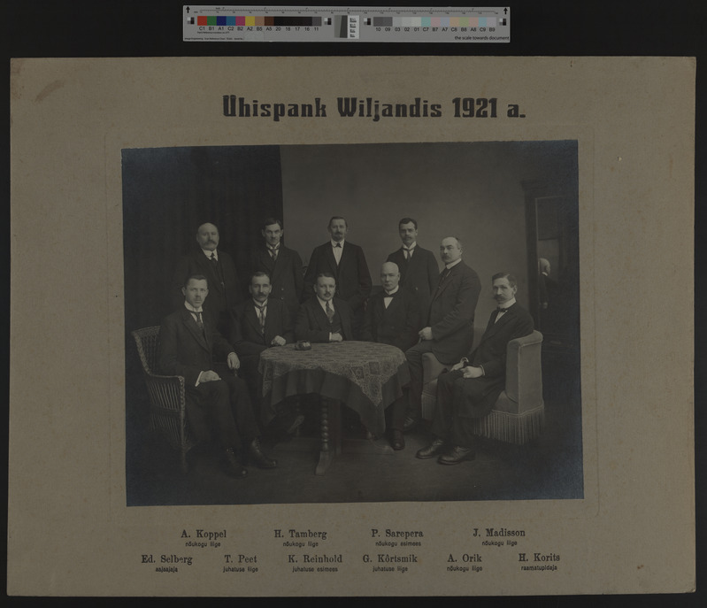 Foto papil, Viljandi, Ühispank, sisevaade, töötajad, 1921