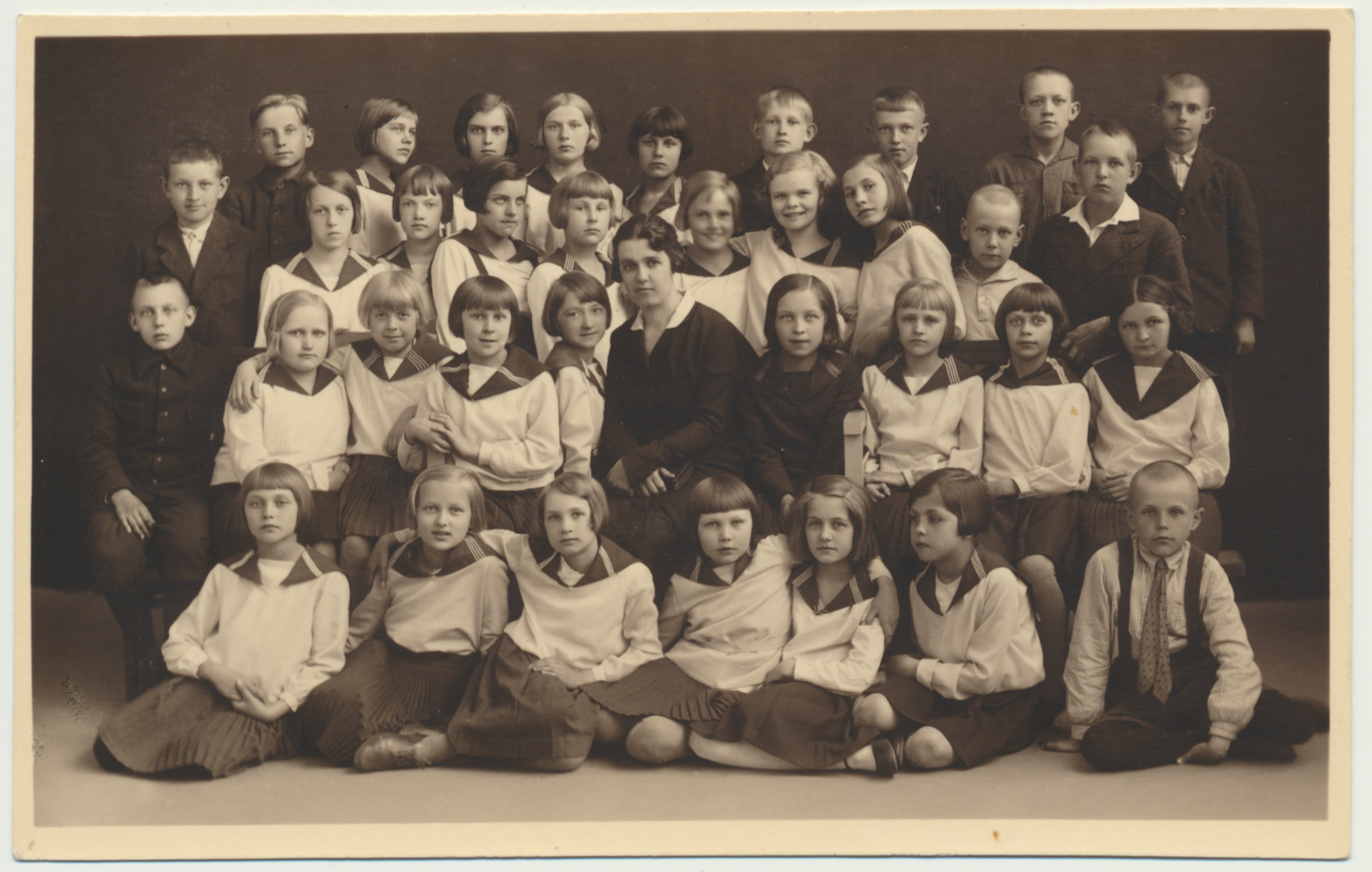 Foto, Viljandi Eesti Haridusselts'i Tütarlaste Eragümnaasium'i algkool'i IV klass, õpetaja K.Muinaste, 1933 foto E.Rang