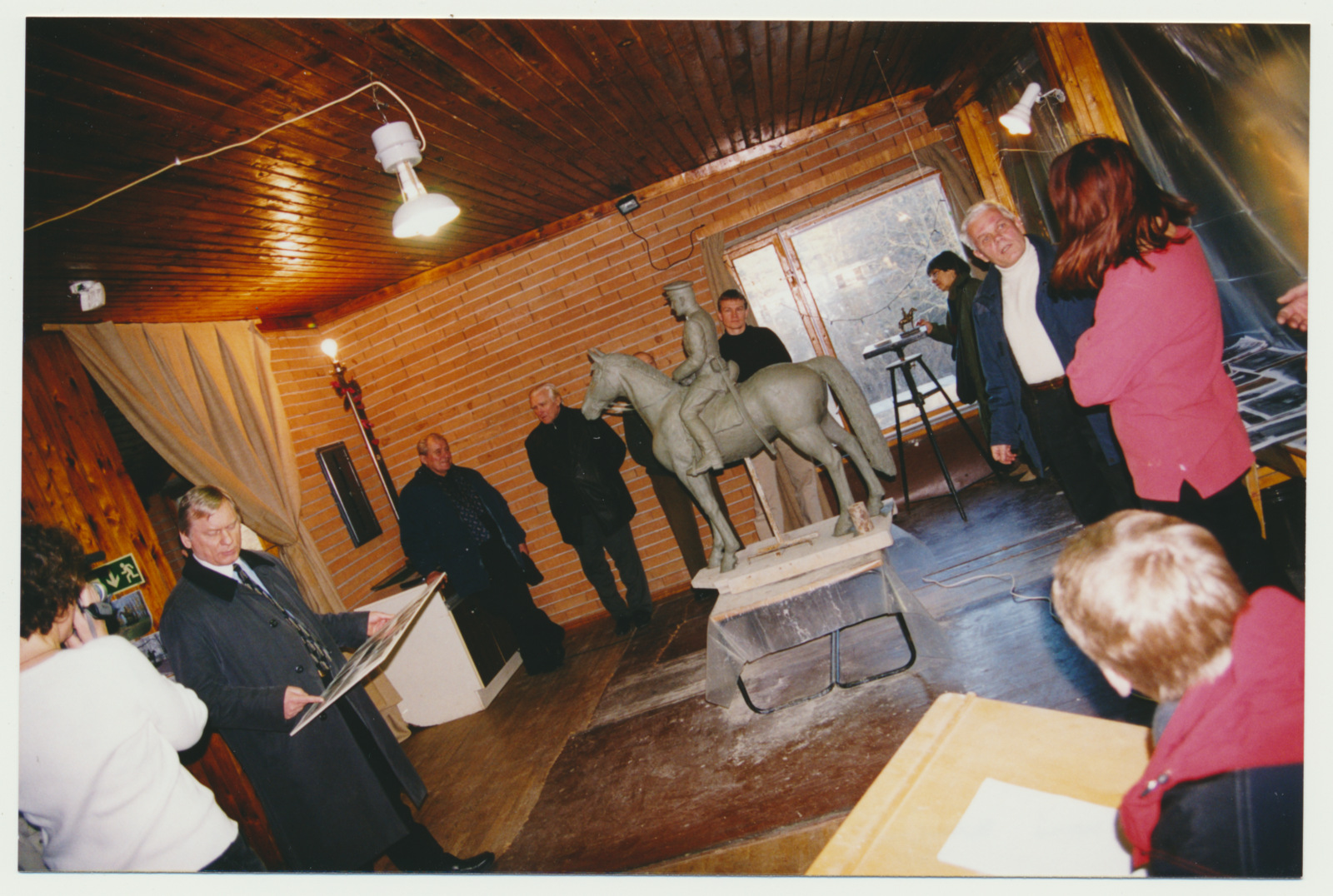 foto, J.Laidoneri kipsratsamonument, arutelu, Laulasmaa 06.03.2004