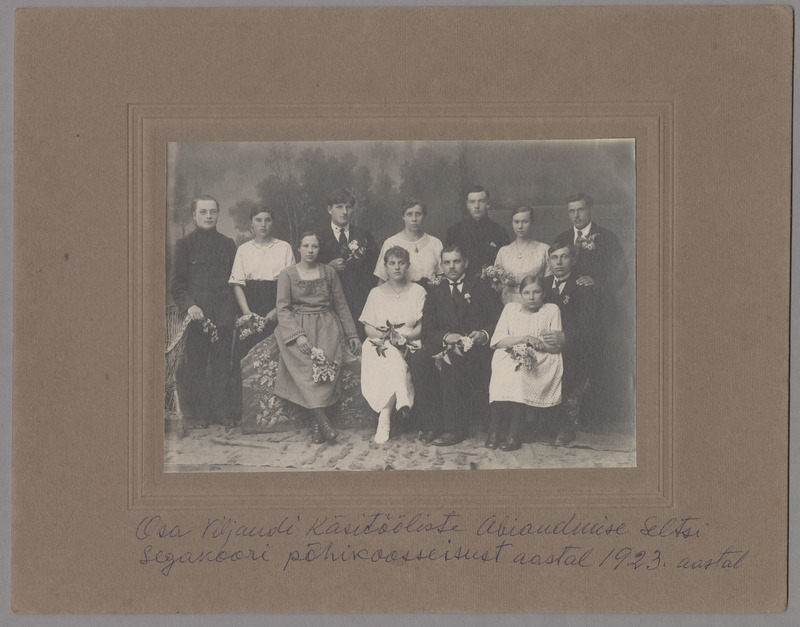 pappalusel foto Viljandi Käsitööliste Abiandmise Seltsi segakoori põhikoosseisu lauljaid 1923