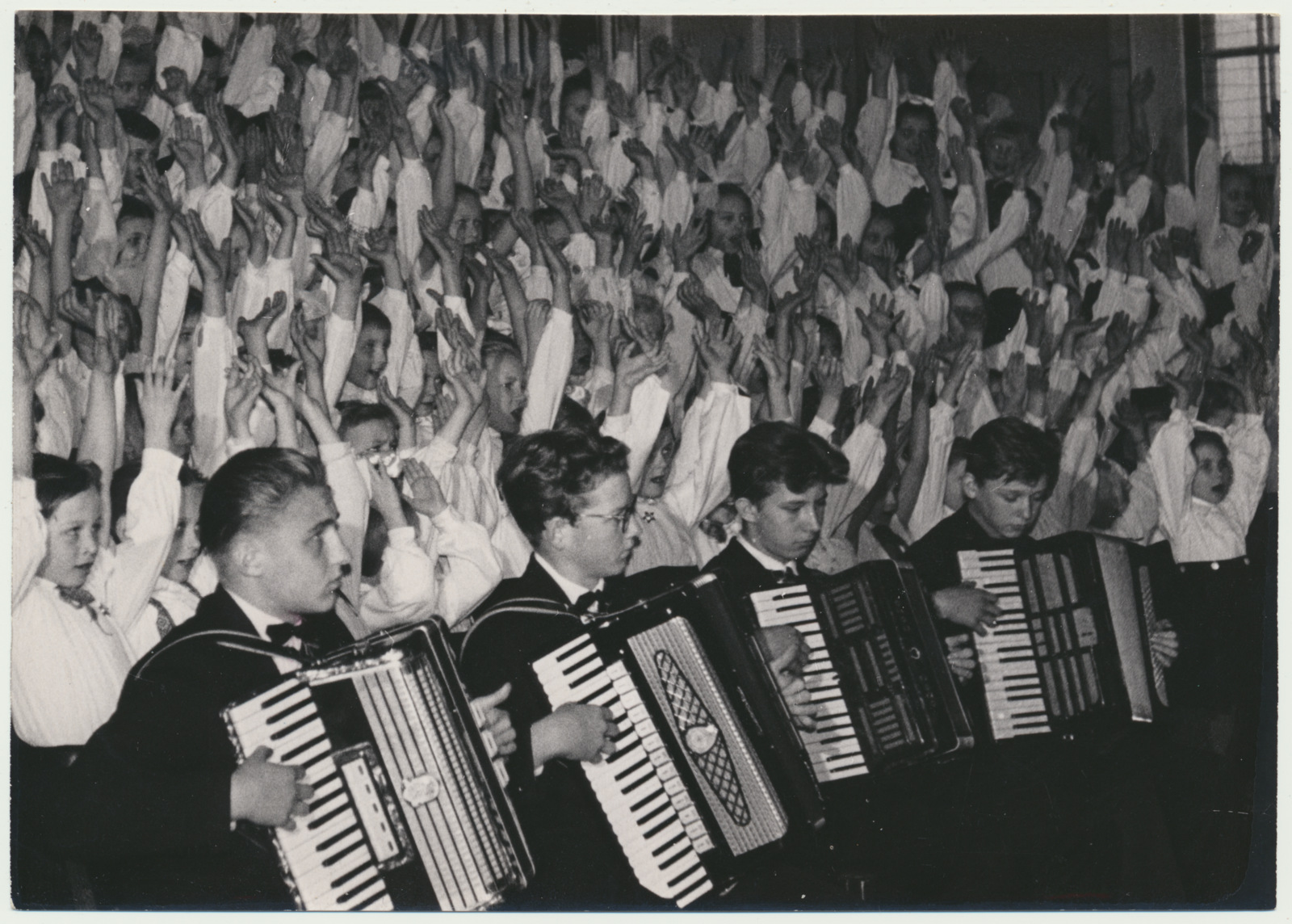 foto Viljandi I muusikadekaad, I Keskkooli mudilaskoor, akordionistid, 1961