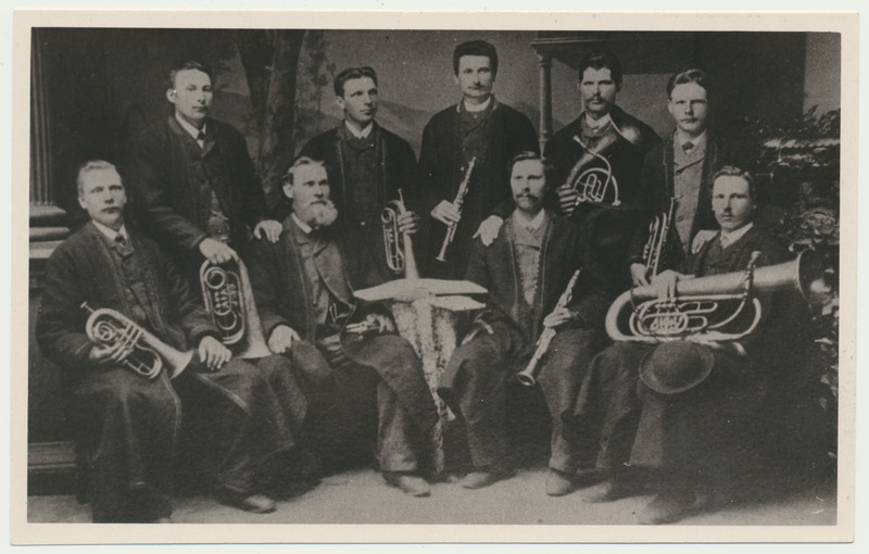 fotokoopia Viljandimaa Holstre laulu- ja mänguseltsi pasunakoor, I reas vas. 2 juht Andres Aavik 1890