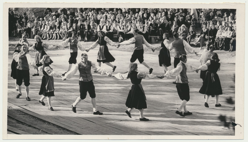 foto Viljandi, koolinoorte II laulupäev, esinejad Suure-Jaanist, 1960 foto E. Veliste