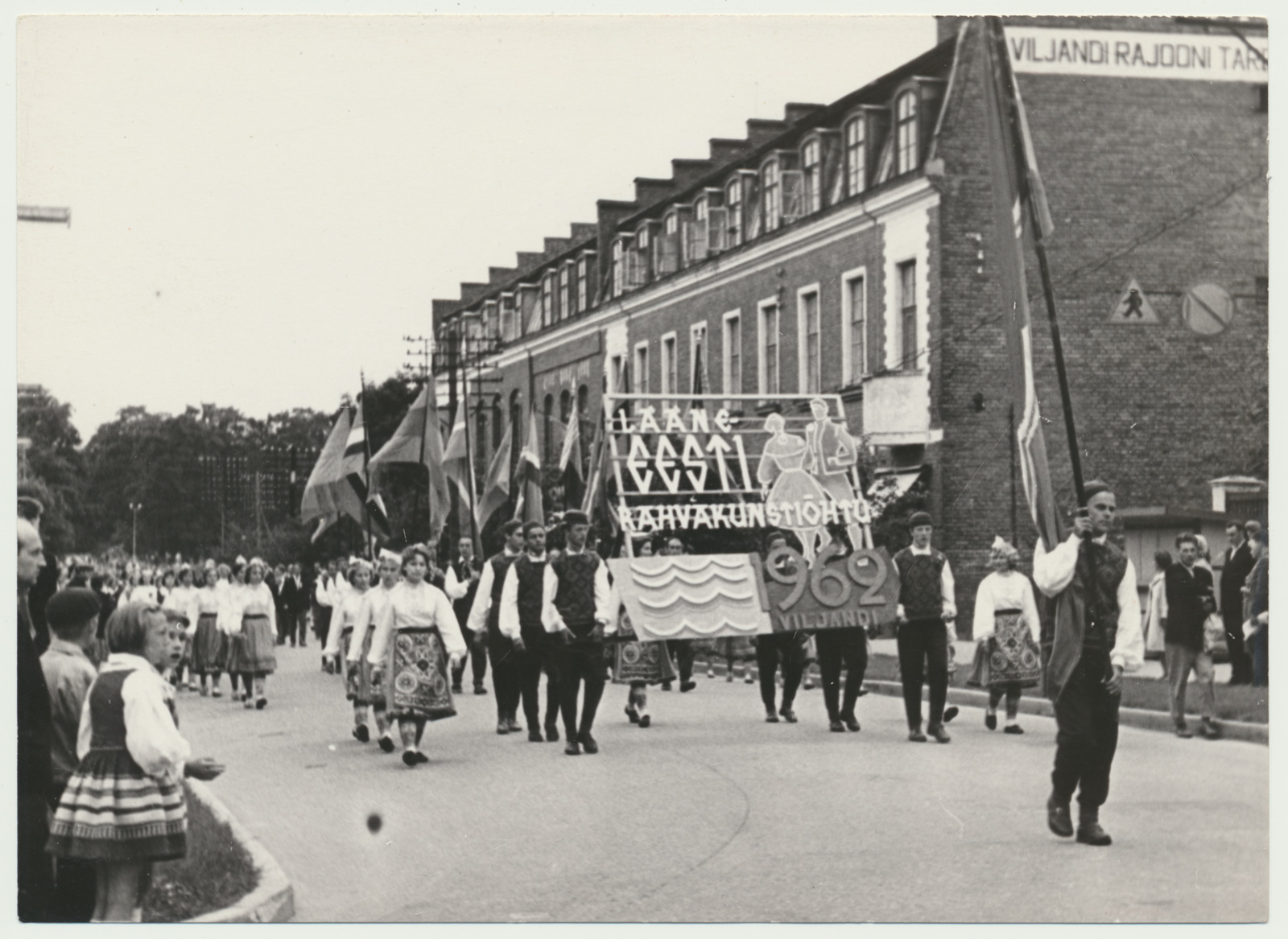 foto Viljandi, Tallinna tn, rongkäik, Lääne-Eesti rahvakunstiõhtu 1962 foto E.Veliste