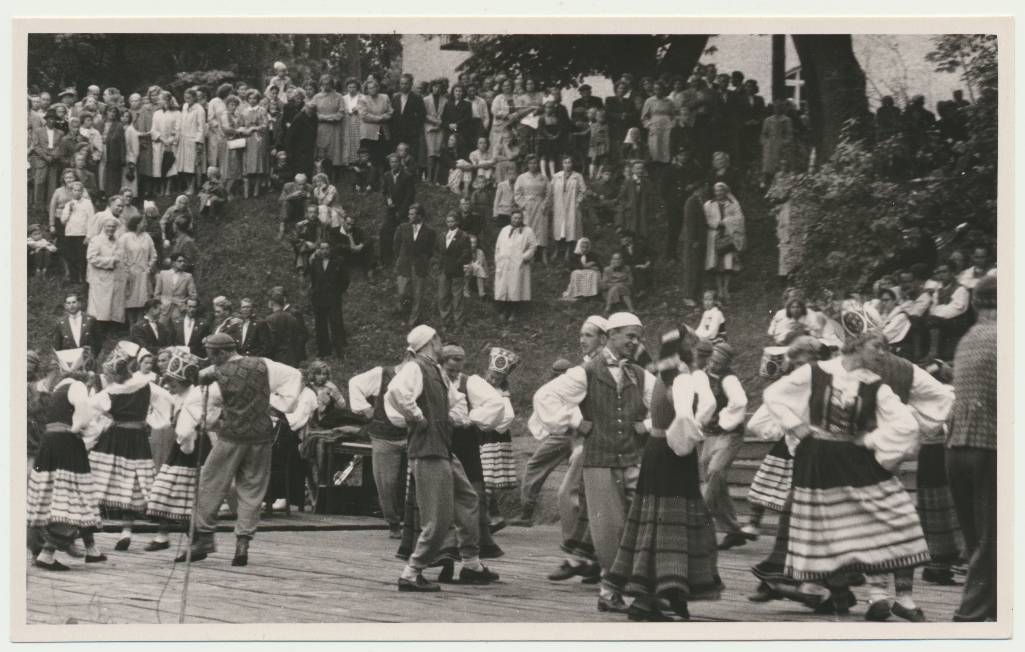 foto Viljandi rahvakunstiõhtu, lauluväljak, rahvatantsijad, publik 25.06.1960 foto L. Vellema