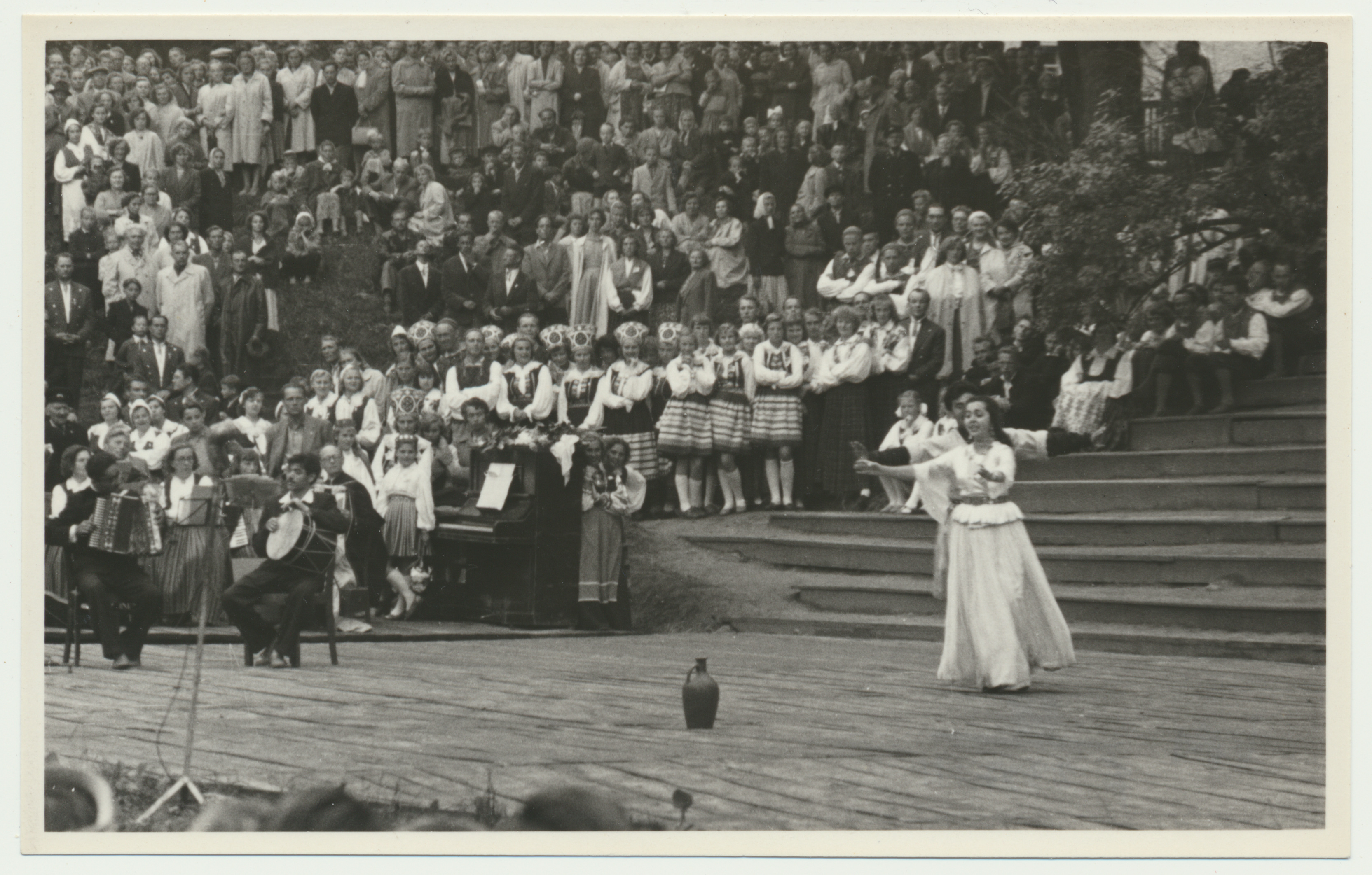 foto Viljandi rahvakunstiõhtu, lauluväljak, publik, esinejad 25.06.1960 foto L. Vellema