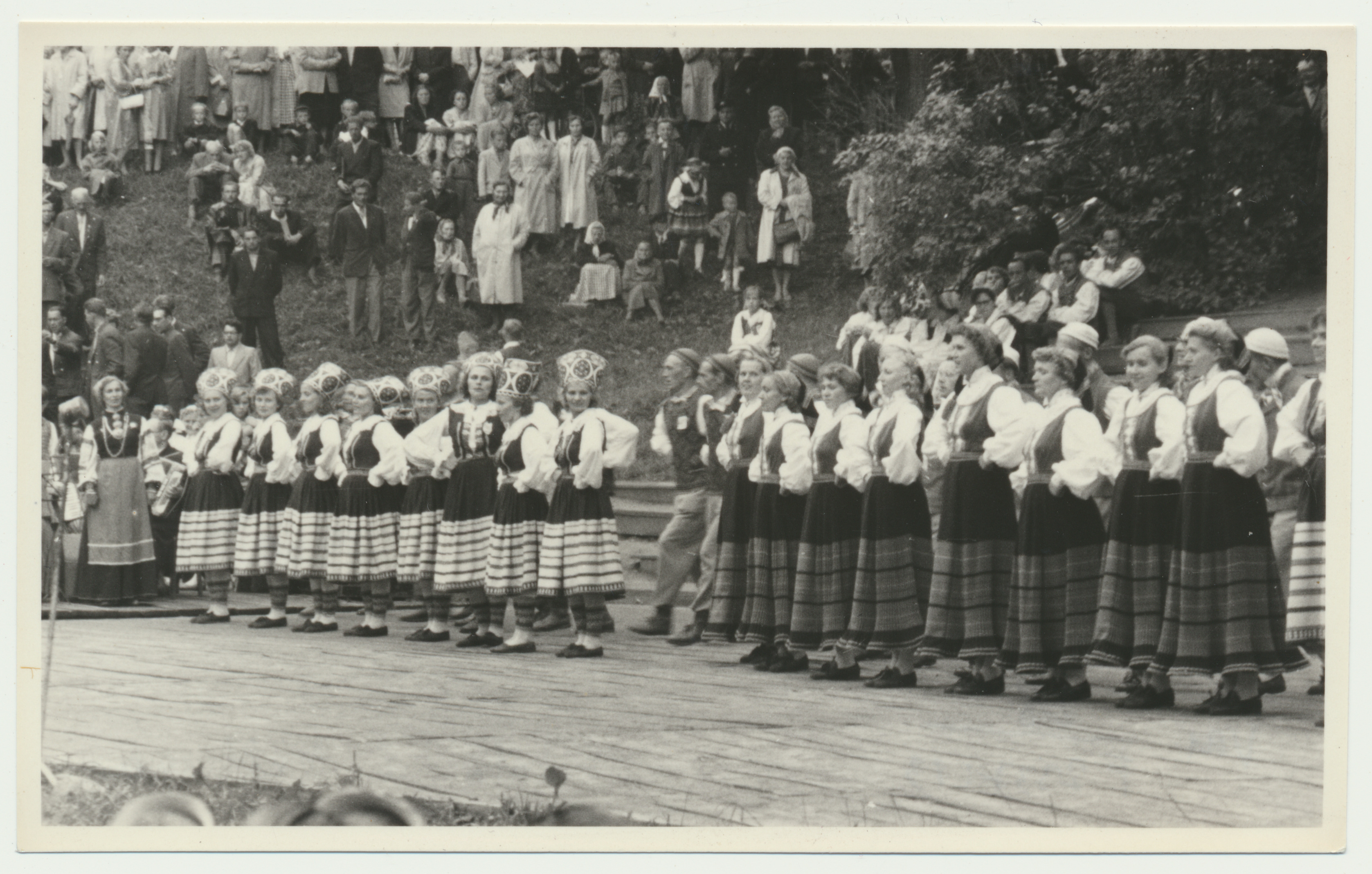 foto Viljandi rahvakunstiõhtu, lauluväljak, esinejad, publik 25.06.1960 foto L. Vellema