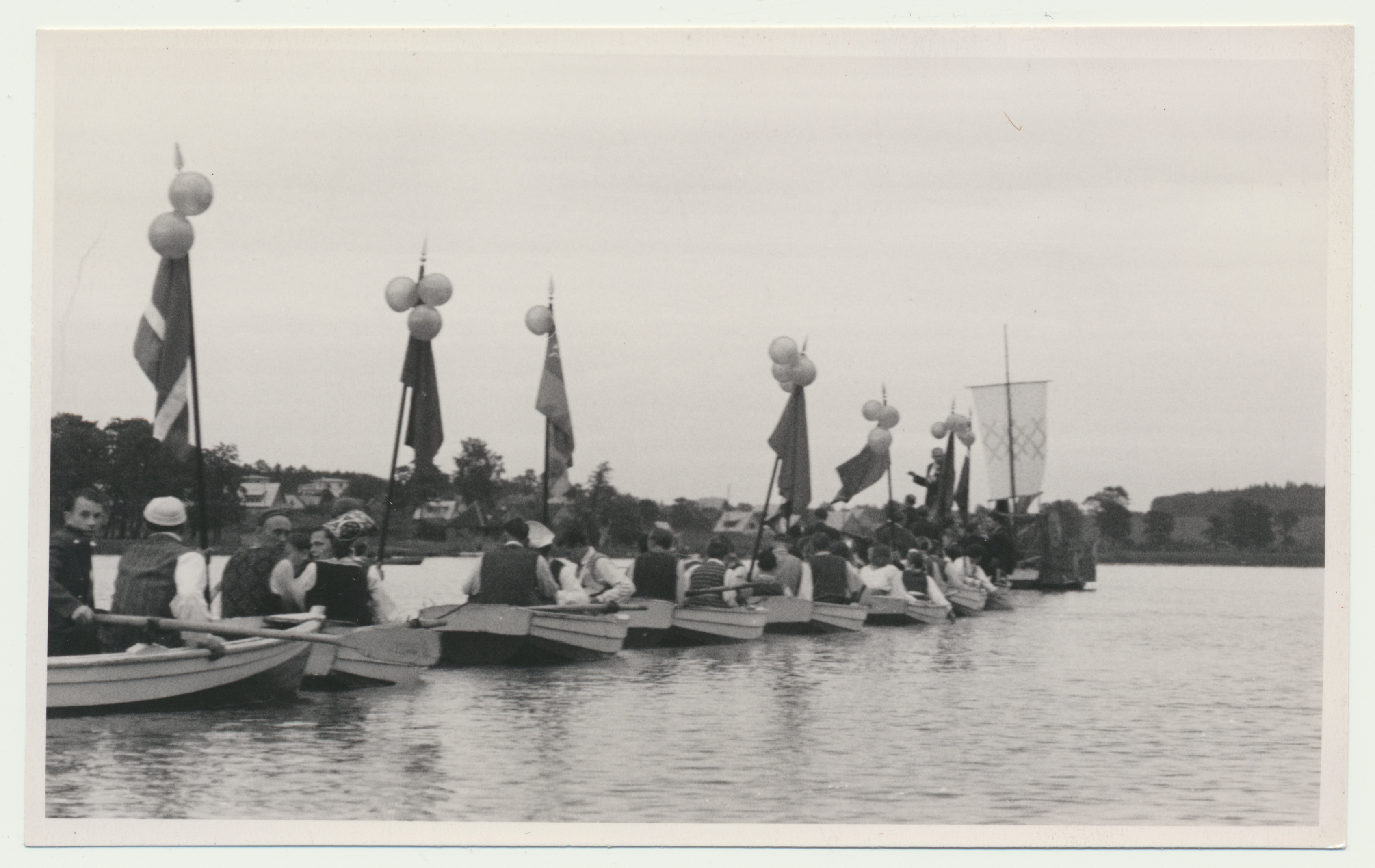 foto Viljandi rahvakunstiõhtu, esinejad paatidega järvel 25.06.1960 foto L. Vellema