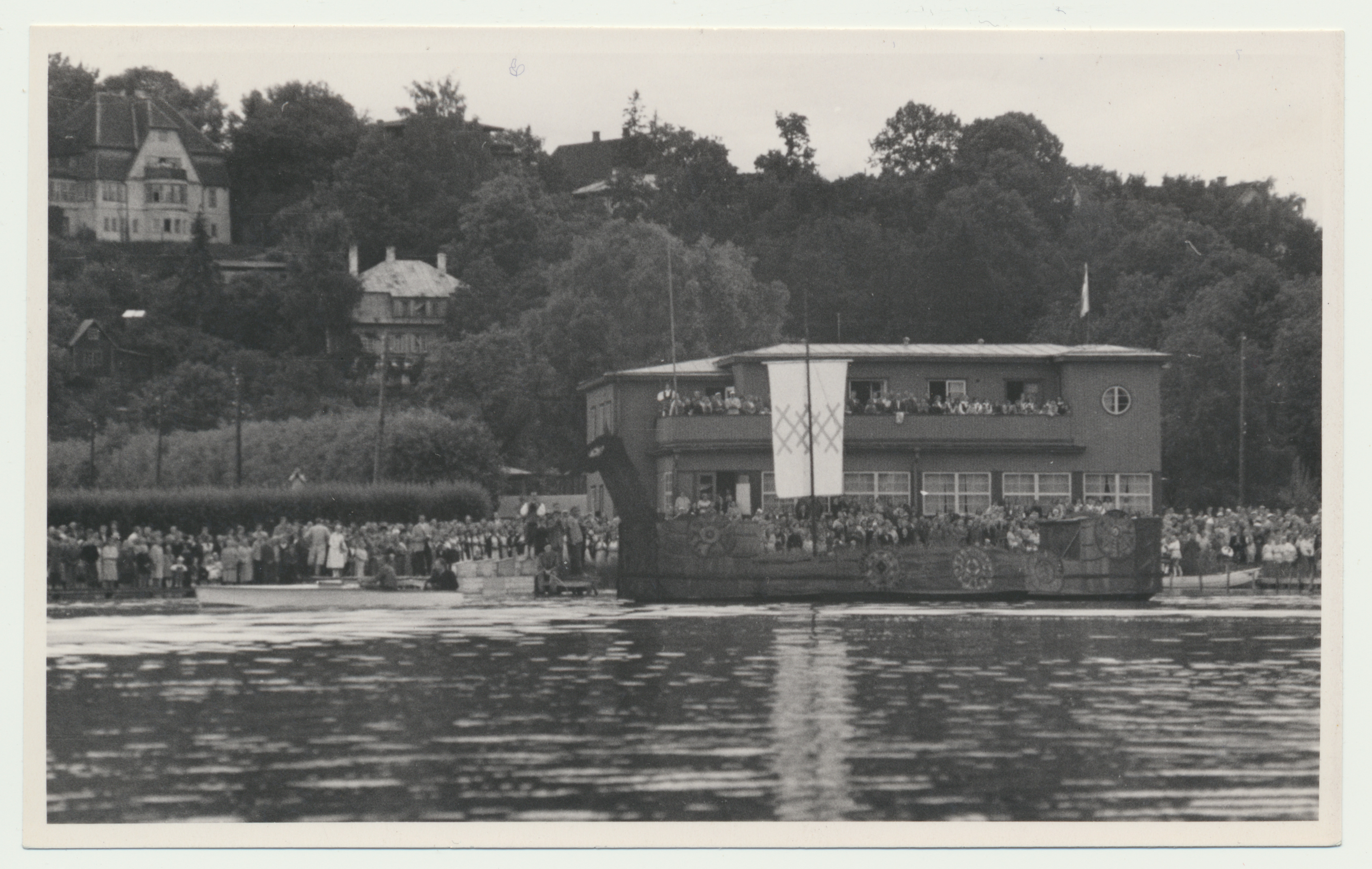 foto Viljandi rahvakunstiõhtu, ranna-ala, rannahoone, publik, järvel suurem paat 1960 foto L.Vellema