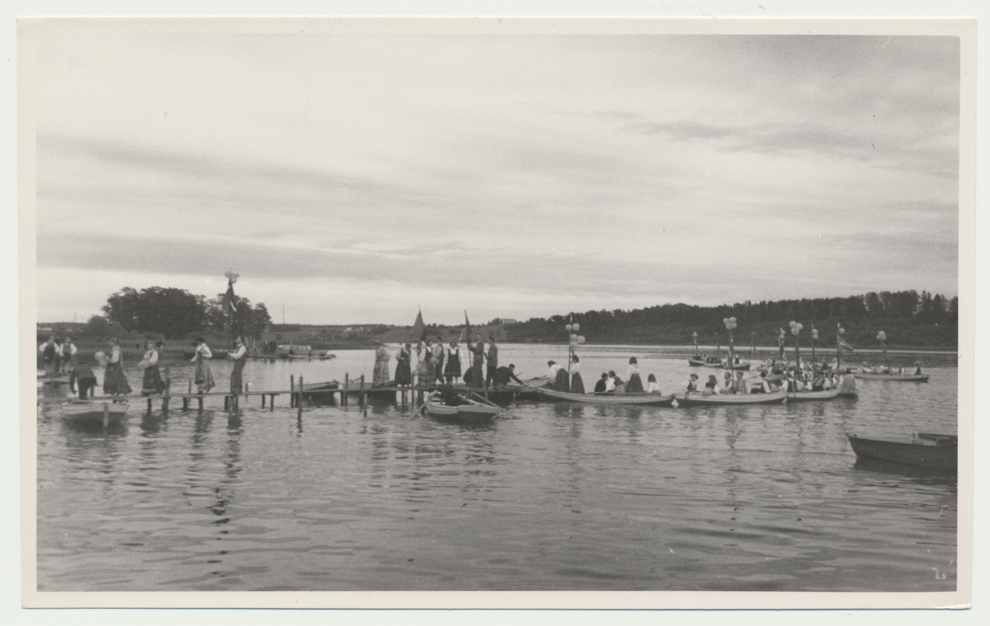 foto Viljandi rahvakunstiõhtu, järvel paadid esinejatega 25.06.1960 foto L. Vellema