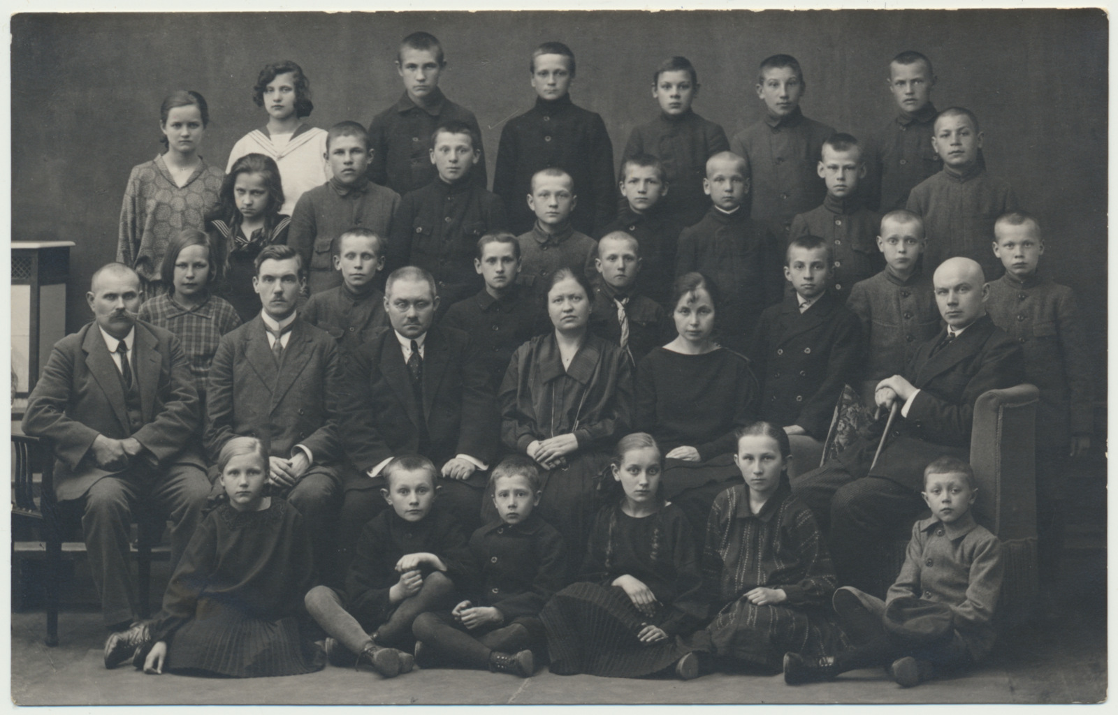 foto Viljandi IV Algkool, IV kl sh juht P. Algma (Adamson), 1924 Jakobsoni tn 21, Stift, siin kool 1920-28 (01.08.1928 nimi III algkool, ka uus asukoht)