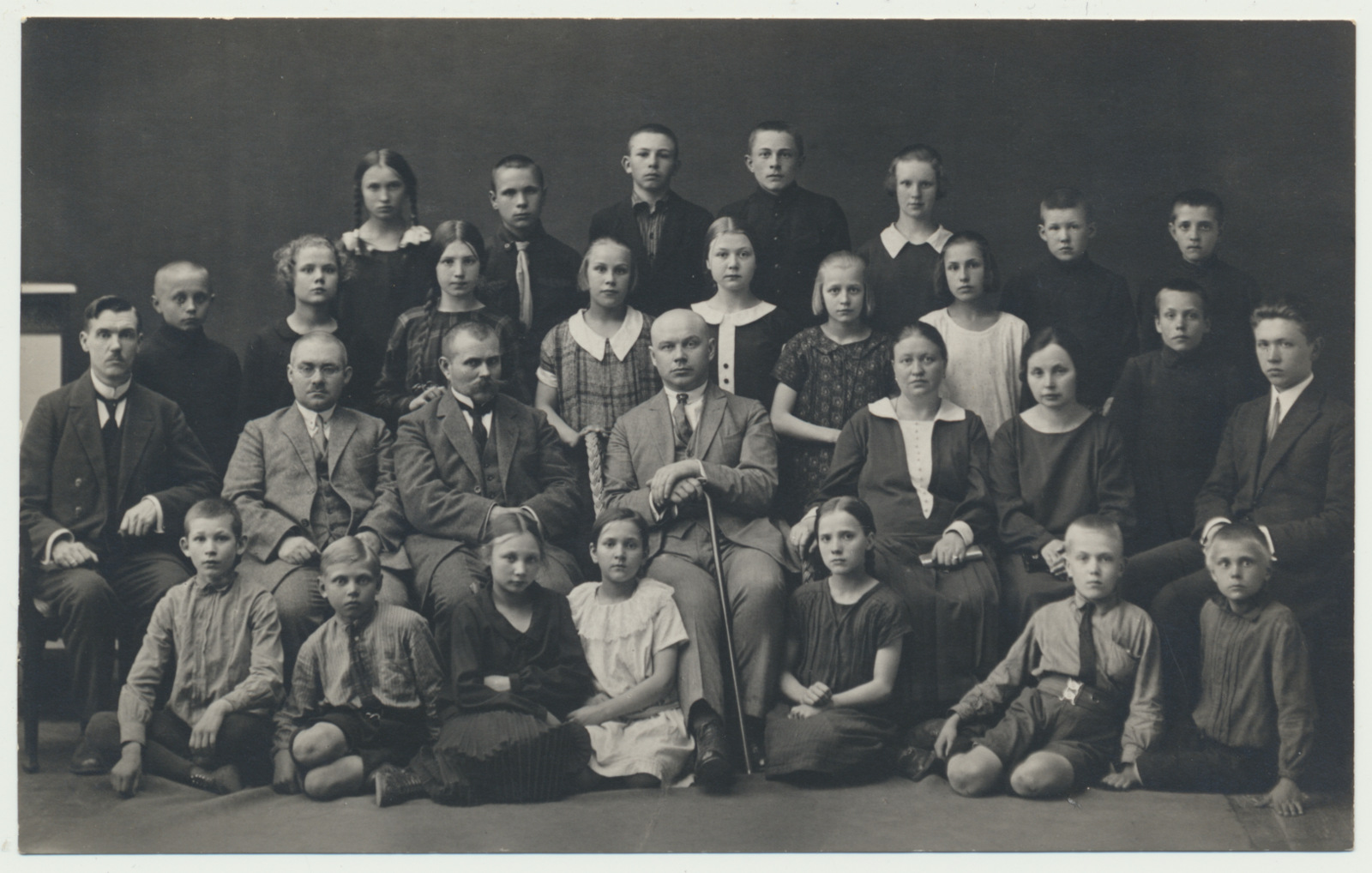 foto Viljandi IV Algkool, IVb kl 10.06.1926 Jakobsoni tn 20 (Stift, siin 1920-28), nimed tagaküljel