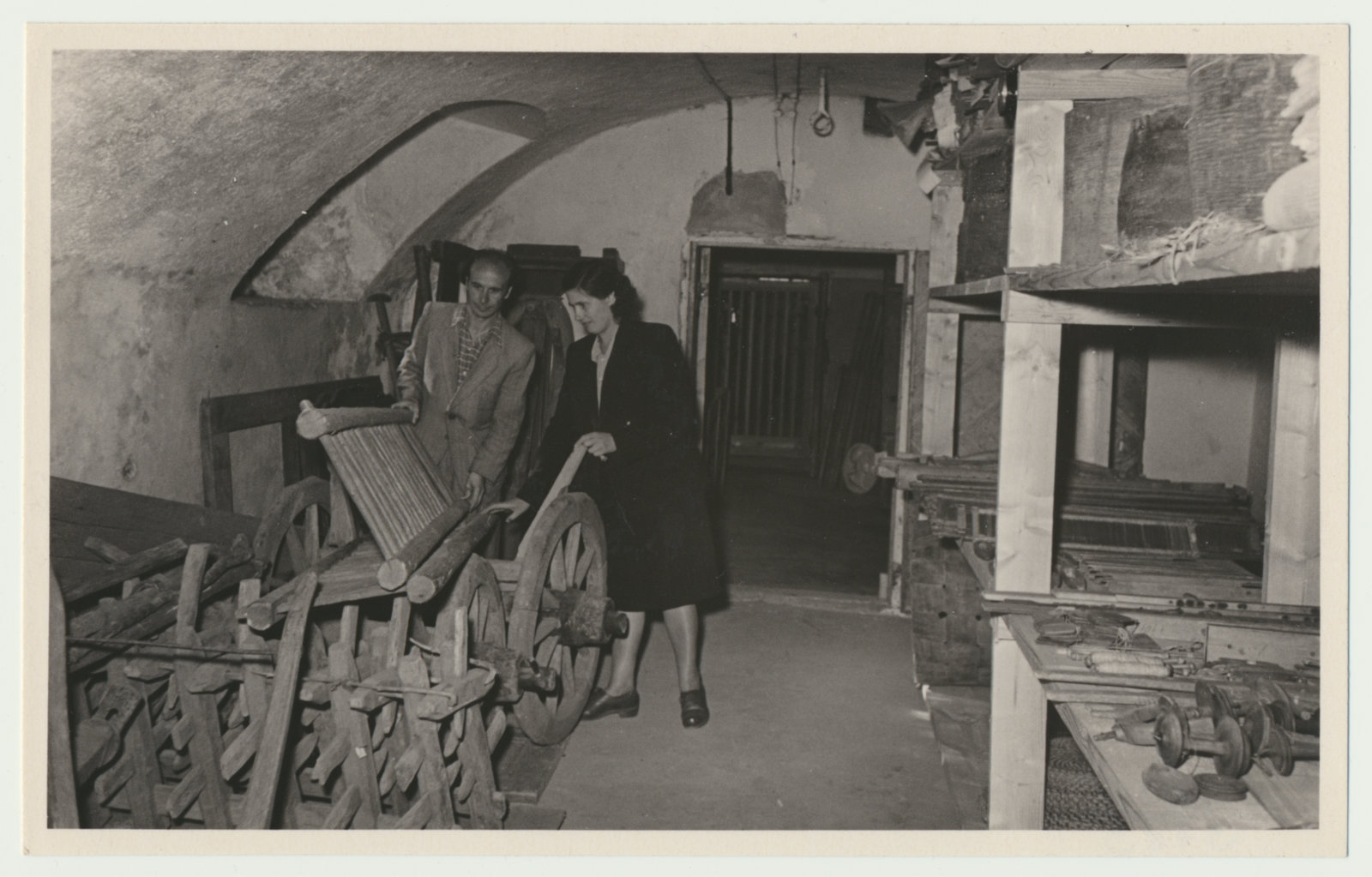 foto Viljandi muuseum, fondiruum, kelder, etnograafia, Rein Joost, Leida Karu 1958 foto L.Vellema