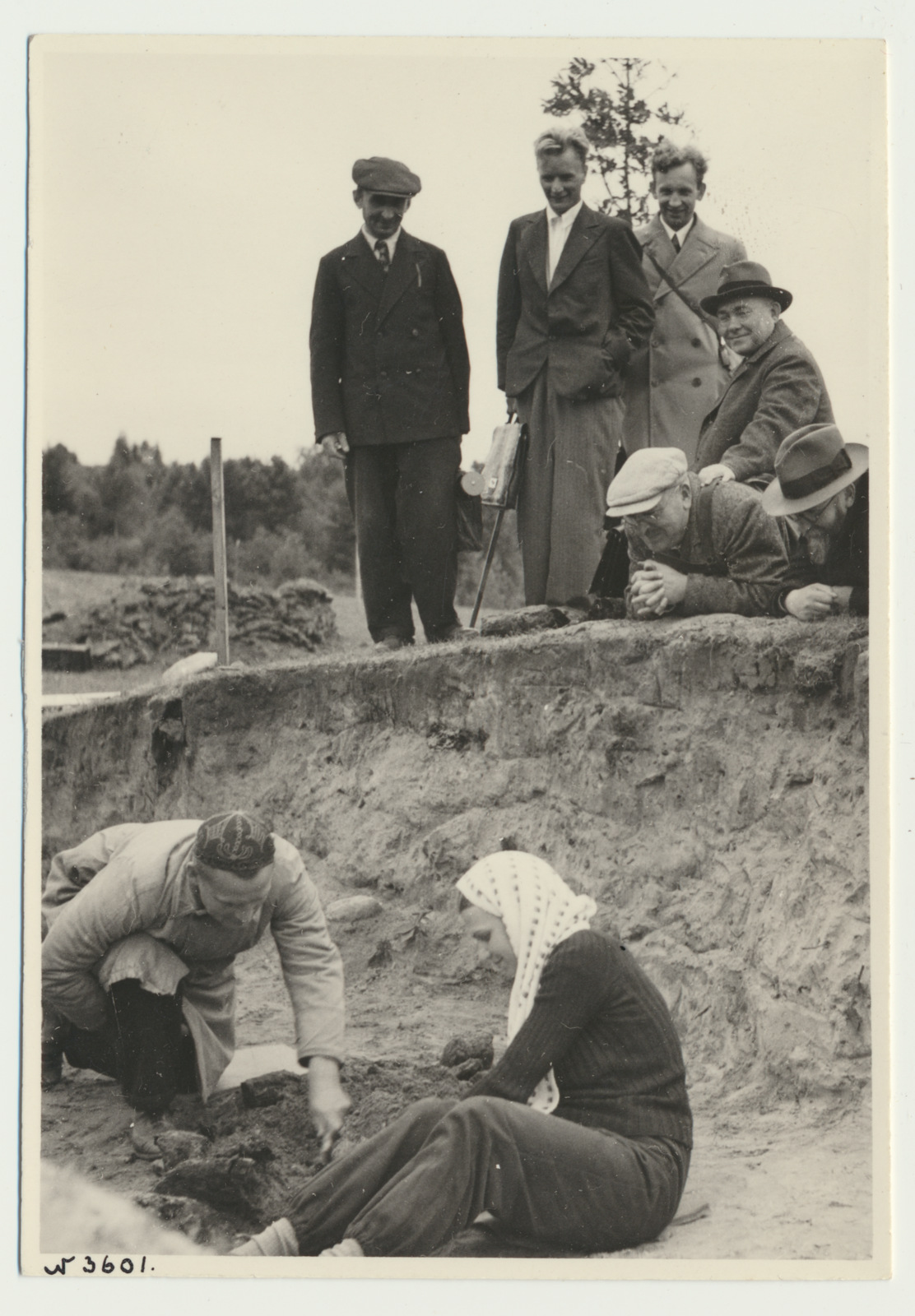 foto Viljandi Kodu-uurimise seltsi juhatus Lõhavere linnus'el, väljakaevamised 1939 foto A.Kiisla