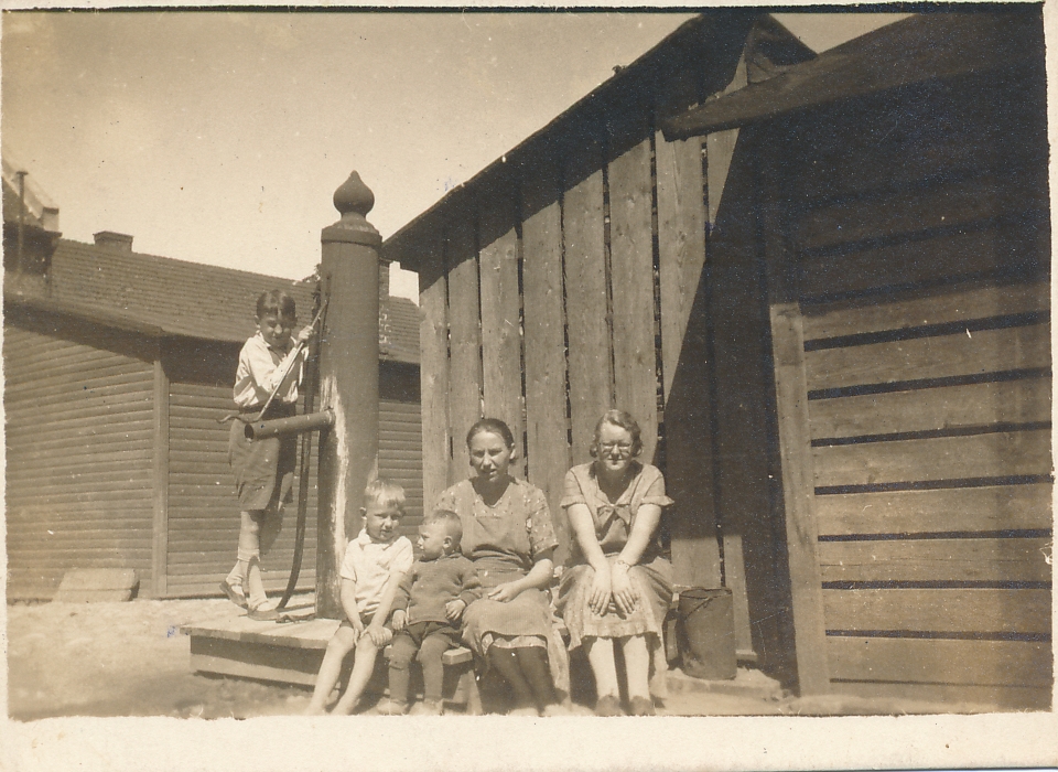 foto, Viljandi, Laidoneri plats 10, G.H. Jürgens'i apteek, hoov, kuurid, kaev, pere u 1937